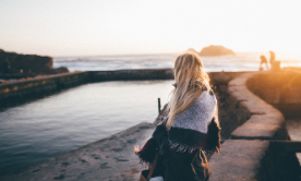 丽江古城酒吧，第一家是读书沙龙吧